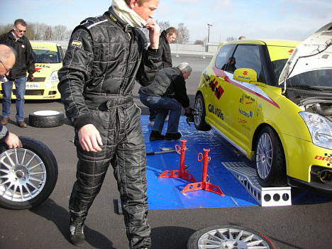 Kasper Nyman Andersen og hans team af servicefolk følger den lille gule Suzuki Swift til udlandet i sommerferien.